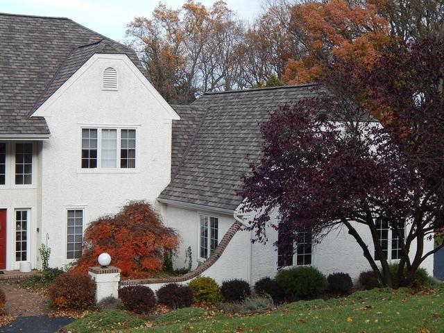 Valley Forge Pennsylvania house with GAF roofing shingles in Weathered Wood